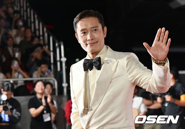 [OSEN=부산, 이석우 기자] 17일 부산 해운대구 센텀시티 영화의 전당에서 배우 이병헌의 사회로 제30회 부산국제영화제 개막식이 열렸다.BIFF는 그간 비경쟁영화제였지만 30주년을 맞이한 올해 본격적인 경쟁부문을 신설했다. ‘아시아의 시선으로 아시아를 바라본다’는 관점에서 시작한 제1회 ‘부산 어워드’는 아시아 주요 작품 14편을 초청해 대상, 감독상, 심사위원 특별상, 배우상, 예술공헌상 등 5개 부문에서 시상한다.이병헌이 개막식 포토월에서 포즈를 취하고 있다. 2025.09.17 / foto0307@osen.co.kr