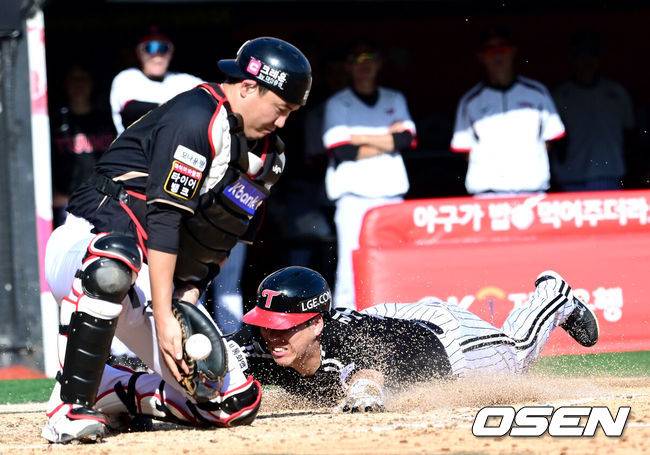 [OSEN=수원, 최규한 기자] 18일 수원 KT위즈파크에서 ‘2025 신한 SOL Bank KBO리그’ KT 위즈와 LG 트윈스의 더블헤더 1차전이 열렸다.홈팀 KT는 소형준, 방문팀 LG는 요니 치리노스를 선발로 내세웠다.4회초 2사 1, 2루 상황 LG 박해민의 선제 1타점 적시타 때 2루 주자 김현수가 홈으로 쇄도, 슬라이딩 해 세이프되고 있다. 2025.09.18 / dreamer@osen.co.kr