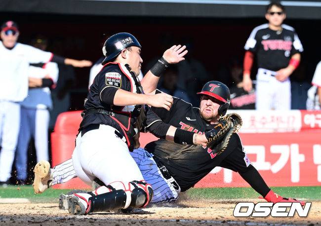 [OSEN=수원, 최규한 기자] 18일 수원 KT위즈파크에서 ‘2025 신한 SOL Bank KBO리그’ KT 위즈와 LG 트윈스의 더블헤더 1차전이 열렸다.홈팀 KT는 소형준, 방문팀 LG는 요니 치리노스를 선발로 내세웠다.5회초 2사 2루 상황 LG 오지환의 우전안타 때 홈으로 쇄도한 주자 오스틴이 KT 포수 장성우의 태그에 걸려 아웃되고 있다. 2025.09.18 / dreamer@osen.co.kr