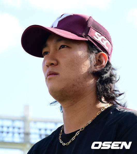 [OSEN=잠실, 지형준 기자] 18일 오후 서울 잠실구장에서 ‘2025 신한 SOL Bank KBO리그’ 두산 베어스와 키움 히어로즈의 경기가 열린다.군 복무를 마친 키움 안우진이 1군 엔트리에 등록, 선수단에 합류했다.&nbsp;안우진은 당초 17일&nbsp;사회복무요원 소집 해제 후 팀에 합류할 예정이었으나 지난달 퓨처스팀 자체 청백전에 등판한 후 추가 훈련 과정에서 어깨 부상을 입어 수술을 받았다. 구단은 안우진이 재활에 전념할 수 있도록 의료 지원에만 집중할 계획이었으나, 최근 안우진으로부터 선수단과 함께 시즌을 마무리하고 싶다는 강한 의지와 함께 확대 엔트리 등록 요청을 받았고, 논의 끝에 수용하기로 결정했다.오늘(18일)&nbsp;잠실 두산전부터 정규시즌 최종전인 30일&nbsp;고척 SSG전까지 남은 시즌 7경기 동안 덕아웃에서 선수단과 함께할 예정이다. 경기에 앞서 1군 엔트리에 등록한 키움 안우진이 선수단 미팅을 하고 있다. 2025.09.18 /jpnews@osen.co.kr