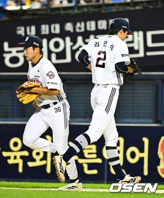 [OSEN=잠실, 지형준 기자] 18일 오후 서울 잠실구장에서 ‘2025 신한 SOL Bank KBO리그’ 두산 베어스와 키움 히어로즈의 경기가 열렸다.두산은 잭로그, 키움은 하영민이 선발로 나섰다.4회초 무사에서 키움 이주형의 좌익수 플라이에 포수 실책을 범한 두산 김민석이 추재현과 교체되고 있다. 2025.09.18 /jpnews@osen.co.kr