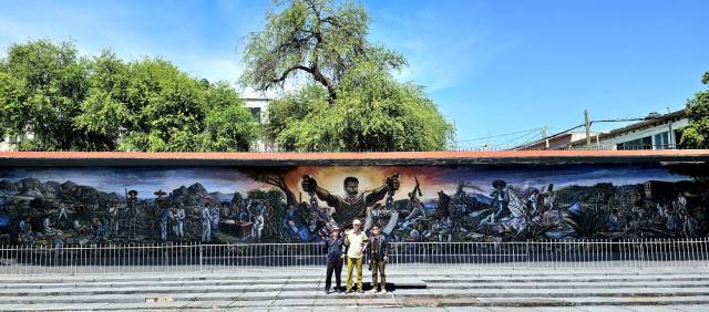 ▲ 벽화 앞에서 동행한 임영일 박사(오른쪽), 조효래 창원대 교수(오른쪽)와 기념촬영을 했다. ⓒ손호철