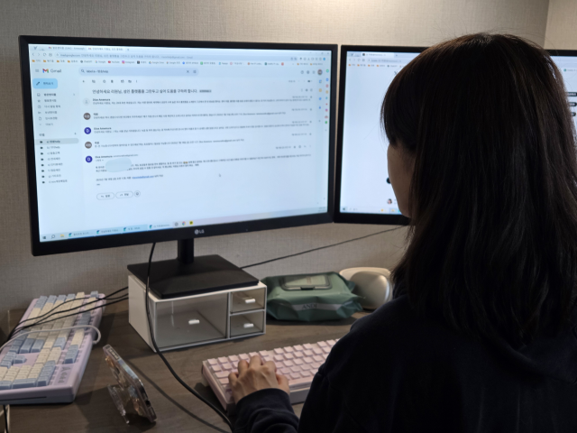 ▲리원이 자신의 메일함에 들어온 성인방송 탈출 지원 상담 요청을 확인하고 있다.ⓒ프레시안(박상혁)