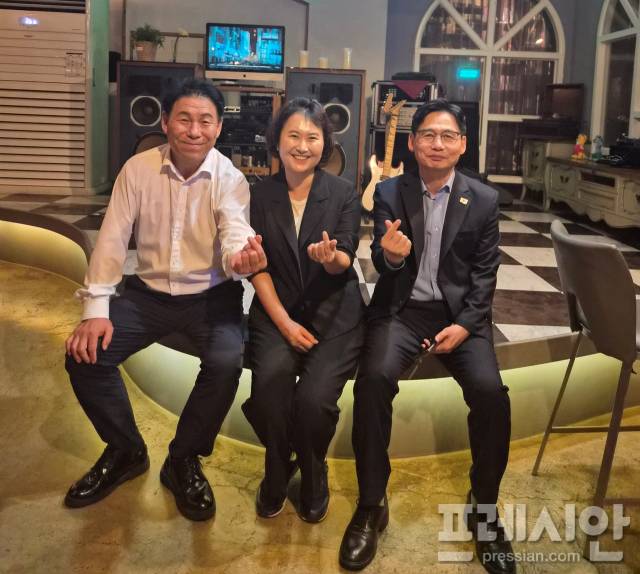 ▲17일 광주 서구 한 카페에서 광주교육감 출마예정자들이 모였다. 왼쪽부터 김용태 전 노무현시민학교장, 오경미 전 광주교육청 교육국장, 정성홍 전 전교조 광주지부장ⓒ독자