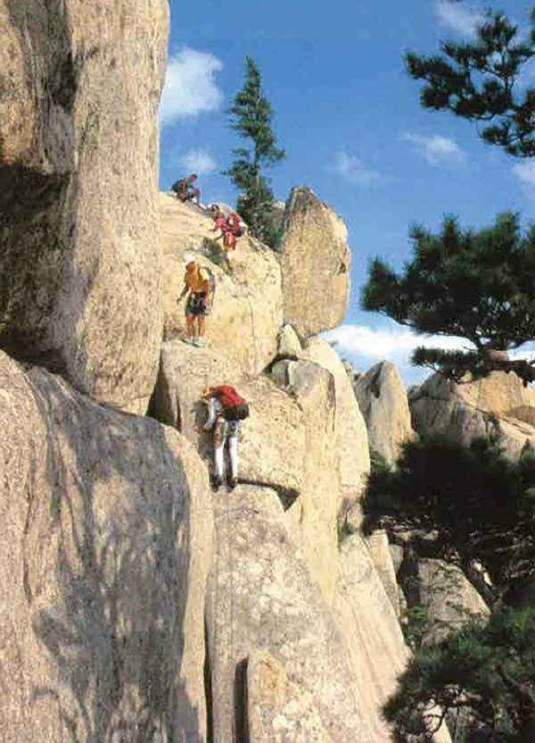 울산바위 제7봉을 다운클라이밍하고 있는 클라이머들.