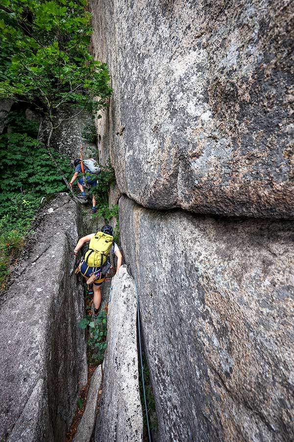줄을 깔기 애매한 침니구간이 계속해서 나왔다. 중간중간 설치되어 있는 고정로프를 최대한 활용해 등반을 이어갔다.