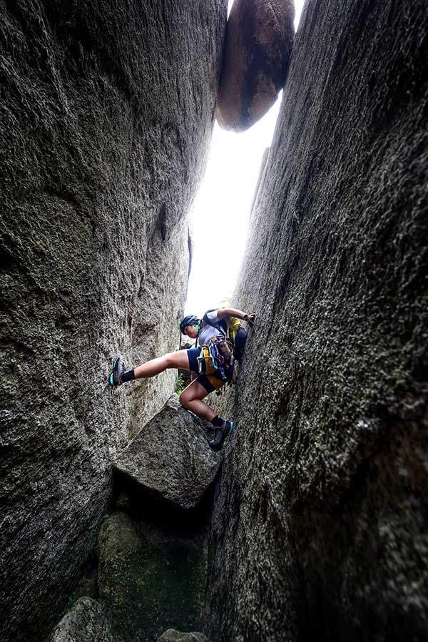 전망대로 합류하기 위한 마지막 침니 구간. 엉덩이와 다리의 미는 힘을 이용해 클라이밍다운하면 안정적으로 내려올 수 있다.