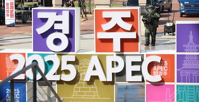 지난달 19일 오후 경주역에서 열린 APEC 대비 및 2025 을지연습에서 참가 인원들이 테러상황 등에 대한 대처 훈련을 하고 있다. 연합뉴스