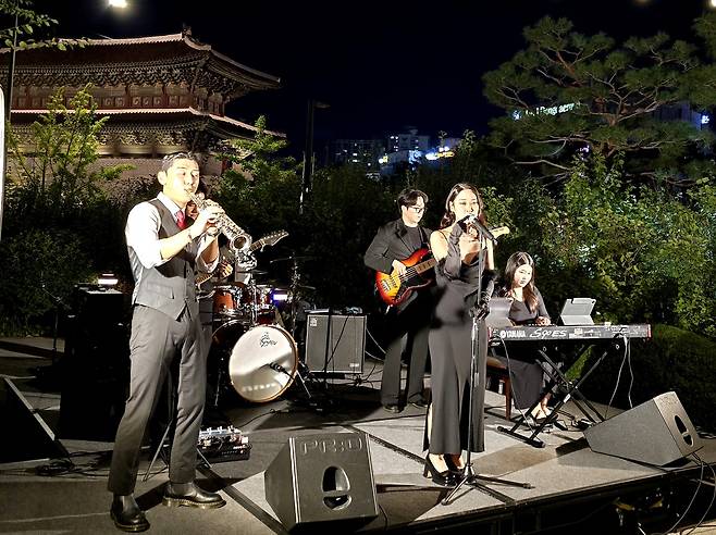 JW 메리어트 동대문 서울 '와인 앤 버스커' 공연. 최현태 기자