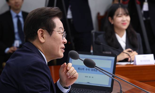 이재명 대통령이 18일 서울 용산 대통령실에서 열린 제11차 수석보좌관회의에서 이주형 청년담당관의 발표가 끝난 뒤 발언하고 있다. 연합뉴스