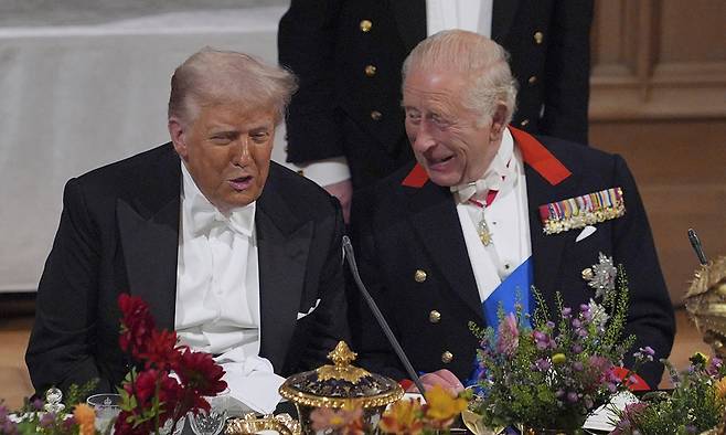 &nbsp;도널드 트럼프(왼쪽) 미국 대통령과 찰스 3세 영국 국왕이 17일(현지 시간) 영국 윈저성에서 열린 국빈 만찬 중 대화를 나누고 있다. AP연합뉴스
