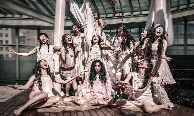 국립극단이 고대 도시 테베를 무대로 한 5부작 연극 ‘안트로폴리스’ 중 제1부 ‘프롤로그·디오니소스’를 10월10일부터 26일까지 서울 명동예술극장에서 공연한다. 테베 건국 신화와 에우리피데스의 ‘바쿠스의 여신도들’을 엮어 권력과 억압, 개인의 자유·정체성을 전면화한 작품이다. 국립극단 제공