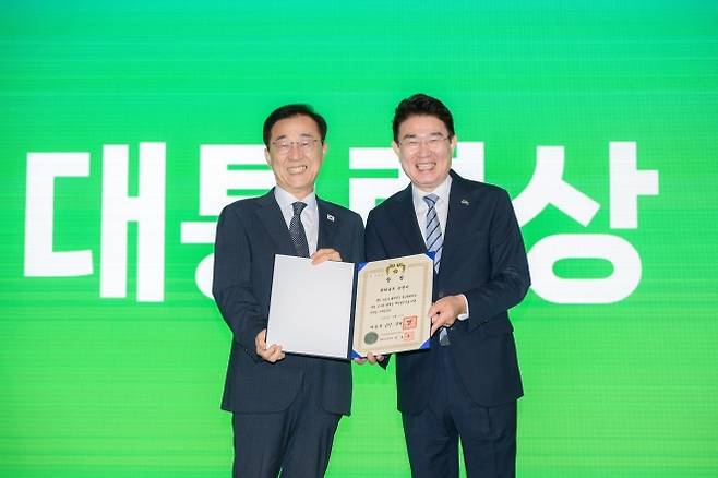 노관규 시장이 서울 콘래드호텔에서 열린 ‘2025 대한민국 국토대전’ 시상식에서 대통령상 수상 후 김윤덕 국토교통부 장관과 기념사진을 촬영하고 있다.