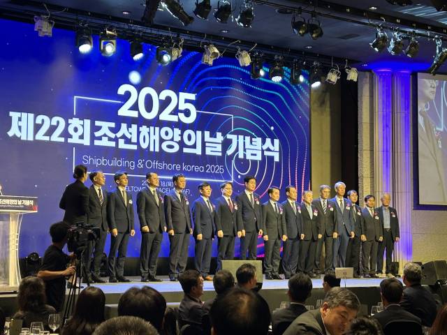18일 서울 서초 엘타워에서 열린 제22회 조선해양의 날에서 주요 참석자들이 기념 촬영을 하고 있다. 사진=정혜진 기자