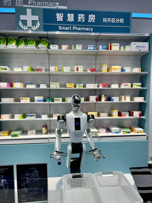 약국서 일하는 모습을 구현한 휴머노이드 로봇. 김광수특파원.