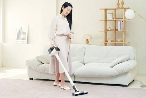 LG전자 모델이 무선청소기 신제품 ‘LG 코드제로 오브제컬렉션 A9 AI’를 사용하고 있다. 사진제공=LG전자