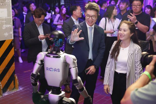 정원오 성동구청장이 18일 서울 성동구 에스팩토리에서 열린 ‘2025 크리에이티브X성수’에서 로봇과 인사를 하고 있다. 사진제공=성동구