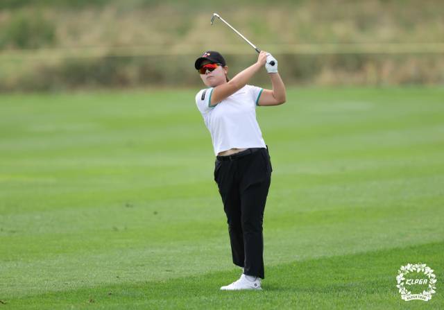 아이언 샷을 하고 있는 홍정민. 사진 제공=KLPGA