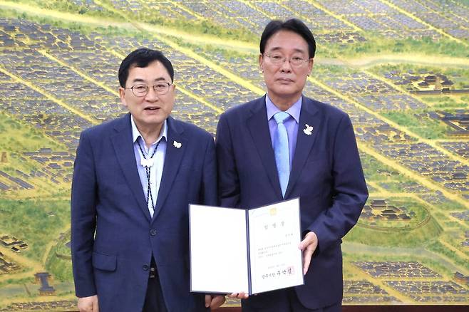 &nbsp;17일 취임한 경주시설관리공단 김진태 신임 이사장(오른쪽)이 주낙영 경주시장과 기념촬영을 하고 있다. ⓒ경주시시설관리공단&nbsp;
