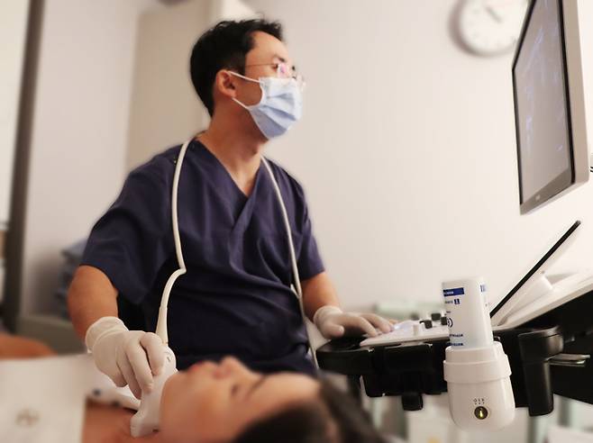 갑상선초음파로 갑상선 조직 상태를 확인하는 모습&copy;세란병원 제공