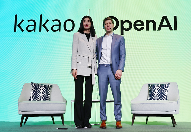 정신아 카카오 대표와 샘 올트먼 오픈AI 최고경영자(CEO)는 지난 2월 양사가 전략적 제휴를 맺었다고 발표했다. ⓒ 연합뉴스