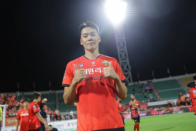 강원 모재현은 연령별 대표 이력이 전무했지만 2017년 프로 데뷔 후 K리그1 정착과 대표팀 발탁 등 목표들을 꾸준히 이뤄냈다. ‘우상향하는 인생’을 지향해 온 그는 광주대 후배 조규성과 대표팀에 동반 승선하는 것을 새로운 목표로 제시했다. 사진제공│한국프로축구연맹