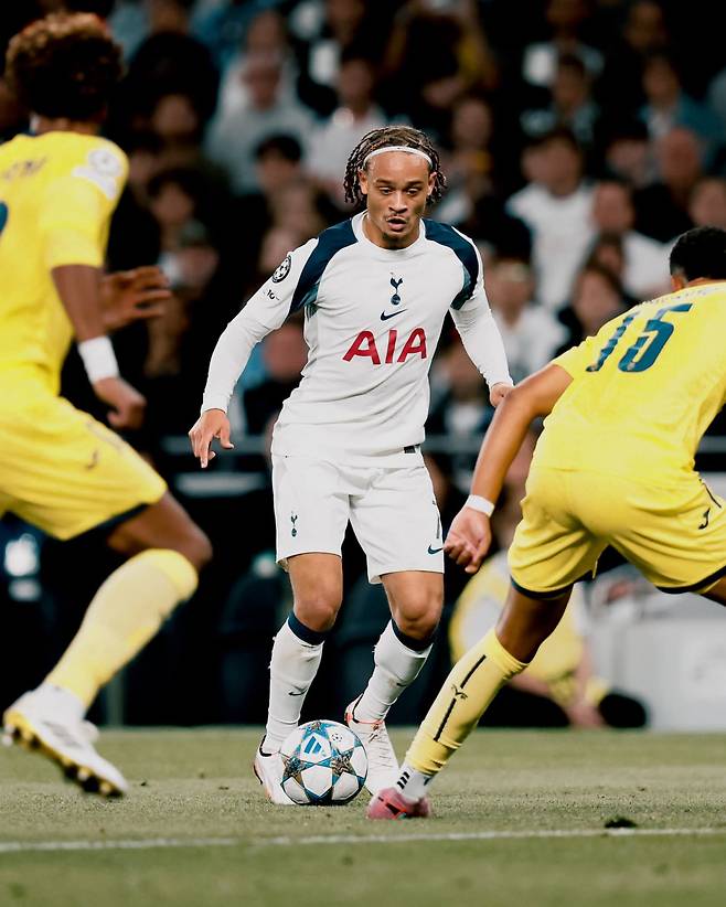 토트넘의 ‘새로운 7번’ 사비 시몬스(가운데)가 17일(한국시간) 토트넘 홋스퍼 스타디움에서 열린 비야레알과 UCL 리그 페이즈 1차전 홈경기에서 상대 수비진 사이를 돌파하고 있다. 사진출처｜토트넘 홋스퍼 페이스북