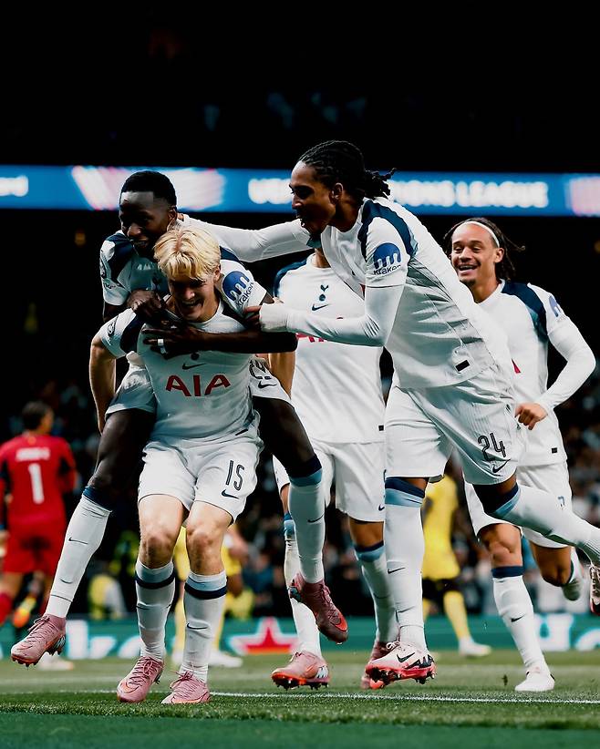 토트넘의 왼쪽 풀백 제드 스펜스(24번)가 17일(한국시간) 토트넘 홋스퍼 스타디움에서 열린 비야레알과 UCL 리그 페이즈 1차전 홈경기에서 선제 결승골이 터지자 동료들과 기뻐하고 있다. 사진출처｜토트넘 홋스퍼 페이스북