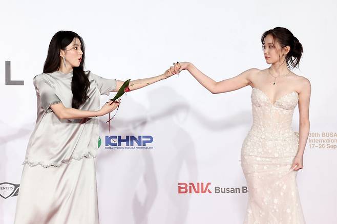 [부산=뉴시스] 박진희 기자 = 한소희, 전종서 배우가 부산 해운대구 영화의전당에서 열린 제30회 부산국제영화제 개막식 레드카펫 행사에 참석하고 있다. 2025.10.17. pak7130@newsis.com