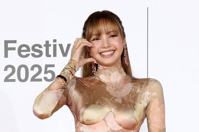 [부산=뉴시스] 박진희 기자 = 블랙핑크 리사가 부산 해운대구 영화의전당에서 열린 제30회 부산국제영화제 개막식 레드카펫 행사에 참석하고 있다. 2025.10.17. pak7130@newsis.com