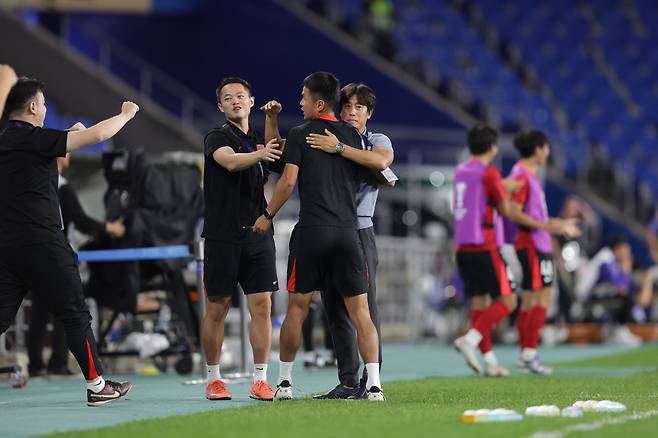 청두룽청 서정원 감독이 지난 17일 울산문수축구경기장에서 열린 울산과 경기에서 득점에 성공하자 기뻐하고 있다. 프로축구연맹 제공