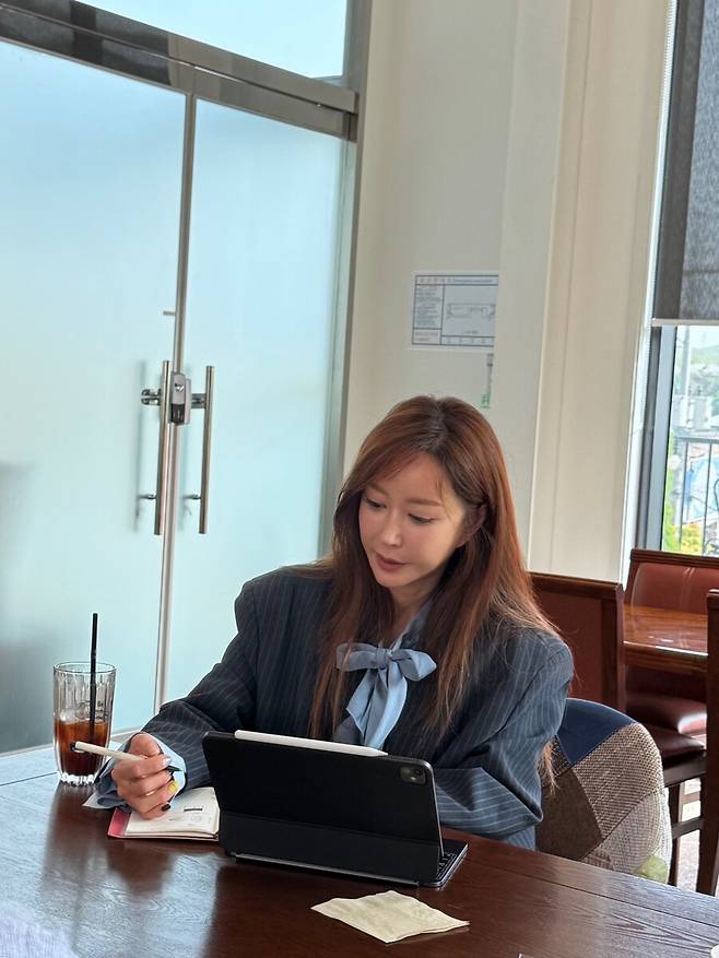 ▲ 사업가로 변신한 슈. 출처| 슈