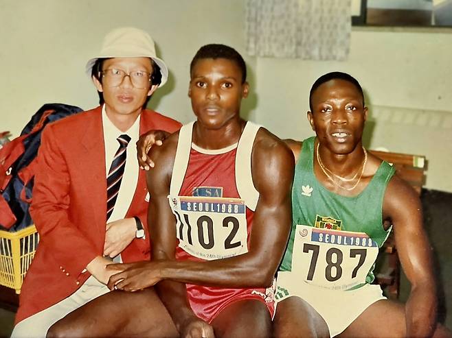 올림픽 사진 공모전 1등 수상자 강성일님(칼 루이스와 함께) ⓒ국민체육진흥공단