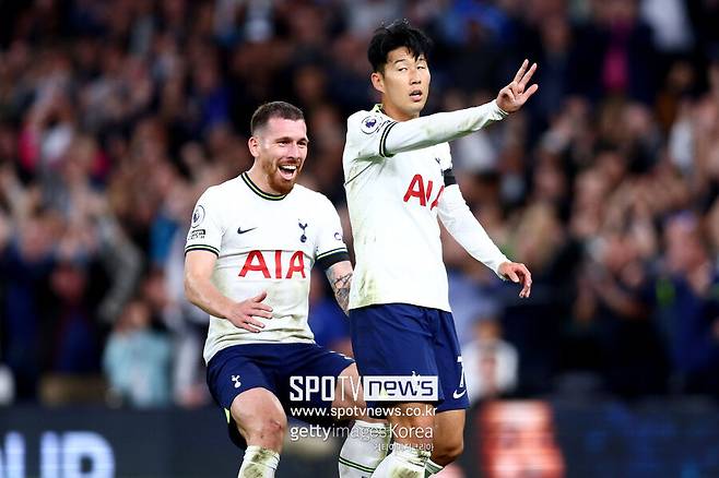 ▲ 손흥민은 토트넘 시절부터 ‘해트트릭 제조기’로 불렸다. 아시아 국적 최초로 EPL 득점왕을 차지한 2021-2022시즌엔 32라운드 애스턴 빌라를 제물로 해트트릭을 완성했다. 2022-2023시즌에도 EPL 8라운드에서 레스터시티 속을 쓰리게 했다. 이 경기선 후반 14분 교체로 피치를 밟아 후반 28분, 후반 39분, 후반 41분 차례로 득점포를 가동했다.&nbsp;불과 10여분 만에 세 골을 몰아치고 자신을 벤치 대기시킨 안토니오 콘테 당시 토트넘 감독에게 '무언의 메시지'를 건네 화제를 모으기도 했다.