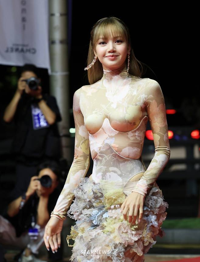 (부산=뉴스1) 권현진 기자 = 블랙핑크 리사가 17일 오후 부산 해운대구 영화의전당에서 열린 ‘제30회 부산국제영화제’(BIFF) 개막식에 참석해 레드카펫을 밟고 있다. 2025.9.17/뉴스1  Copyright (C) 뉴스1. All rights reserved. 무단 전재 및 재배포,  AI학습 이용 금지. /사진=(부산=뉴스1) 권현진 기자