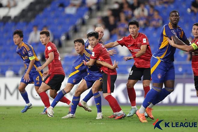 17일 울산 문수축구경기장에서 열린 2025~2026 아시아축구연맹(AFC) 챔피언스리그 엘리트(ACLE) 리그 스테이지 1차전 울산 HD와 청두 룽청전에서 치열한 자리 다툼을 벌이고 있는 양 팀 선수들. /사진=한국프로축구연맹 제공