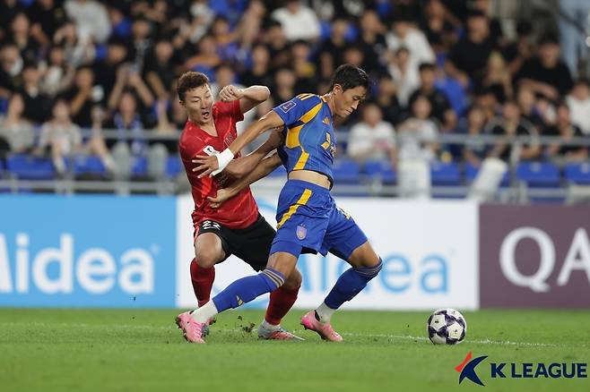 울산 HD 허율이 17일 울산 문수축구경기장에서 열린 2025~2026 아시아축구연맹(AFC) 챔피언스리그 엘리트(ACLE) 리그 스테이지 1차전 청두 룽청전에서 상대와 치열한 볼 경합을 펼치고 있다. /사진=한국프로축구연맹 제공