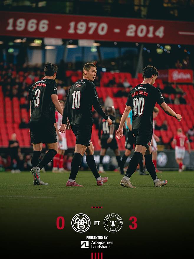 18일(한국시간) 덴마크 올보르의 올보르 포틀랜드 파크에서 열린 2025~2026 덴마크컵 3라운드 AaB전에서 조규성(가운데)의 쐐기골을 앞세워 3-0 완승을 거둔 FC 미트윌란. /사진=미트윌란 SNS 캡처