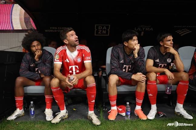 지난 7월 파리 생제르망(PSG)과 국제축구연맹(FIFA) 클럽월드컵 경기를 벤치에서 지켜보는 김민재(오른쪽에서 두 번째). /AFPBBNews=뉴스1