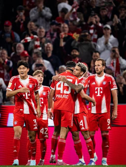 김민재(왼쪽)를 비롯한 바이에른 뮌헨 선수들이 독일 뮌헨의 알리안츠 아레나에서 열린 2025~2026시즌 독일 분데스리가 1라운드 홈 개막전에서 함께 기뻐하고 있다. /사진=바이에른 뮌헨 공식 사회관계망서비스(SNS) 갈무리
