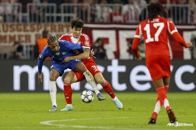 김민재(가운데)가 18일 오전 4시(한국시간) 독일 뮌헨 알리안츠 아레나에서 열린 2025~2026시즌 UEFA 챔피언스리그(UCL) 리그 페이즈 1라운드 후반전 중 첼시 공격수 주앙 페드루(왼쪽)를 막아서고 있다. /AFPBBNews=뉴스1