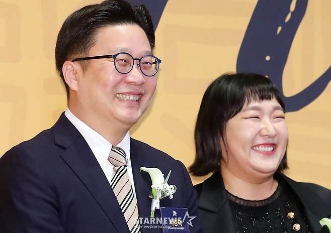 서경덕 교수, 방송인 이수지가 2025년 1월 7일 서울 중구 신라호텔 다이너스티홀에서 진행된 '2025 대한민국 퍼스트브랜드 대상'에 참석해 포즈를 취하고 있다. 2025.01.07 /사진=김창현 chmt@