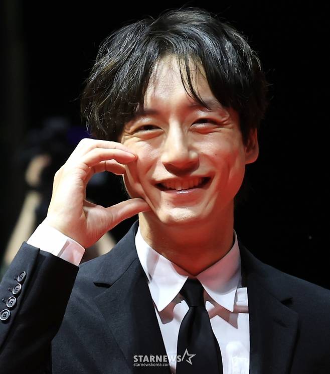 (부산=뉴스1) 권현진 기자 = 배우 사카구치 켄타로가 17일 오후 부산 해운대구 영화의전당에서 열린 ‘제30회 부산국제영화제’(BIFF) 개막식에 참석해 레드카펫을 밟고 있다. 2025.9.17/뉴스1  Copyright (C) 뉴스1. All rights reserved. 무단 전재 및 재배포,  AI학습 이용 금지. /사진=(부산=뉴스1) 권현진 기자