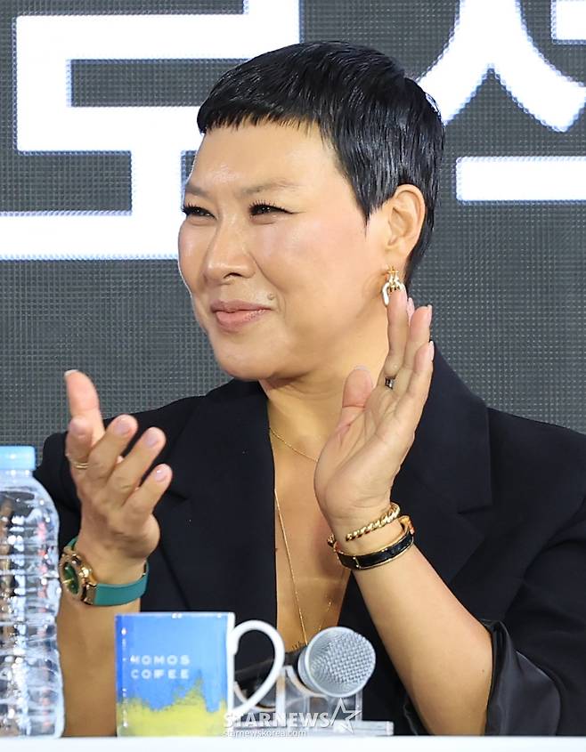 (부산=뉴스1) 권현진 기자 = 배우 정영주가 18일 오전 서울 부산 해운대구 영화의 전당에서 열린 제30회 부산국제영화제(BIFF) '프로젝트 Y' 오픈 토크에 참석해 박수를 치고 있다. 2025.9.18/뉴스1  Copyright (C) 뉴스1. All rights reserved. 무단 전재 및 재배포,  AI학습 이용 금지. /사진=(부산=뉴스1) 권현진 기자