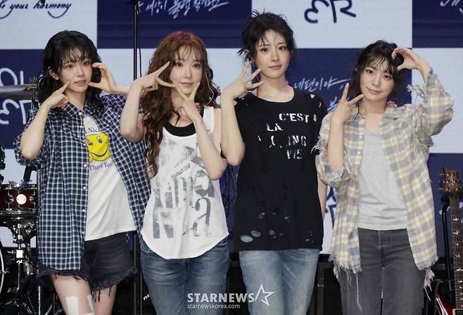 밴드 QWER이 9일 오후 서울 창천동 예스24 원더로크홀에서 진행된 미니 3집 '난 네 편이야, 온 세상이 불협일지라도' 쇼케이스에서 포즈를 취하고 있다.  이번 앨범의 타이틀곡 '눈물참기'는 눈물을 참을 수 없는 슬픔에도 희망찬 내일을 위해 다시 한 걸음 내딛는 곡으로 멤버 전원이 작사에 참여했다. /2025.06.09 /사진=이동훈 photoguy@