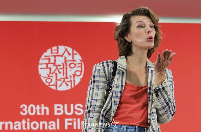 (부산=뉴스1) 권현진 기자 = 배우 밀라 요보비치와 애드리언 그런버그 감독(오른쪽)이 18일 부산 해운대구 영화의전당에서 열린 제30회 부산국제영화제(BIFF) ‘프로텍터’ 기자간담회에 참석해 포즈를 취하고 있다. 2025.9.18/뉴스1  Copyright (C) 뉴스1. All rights reserved. 무단 전재 및 재배포,  AI학습 이용 금지. /사진=(부산=뉴스1) 권현진 기자