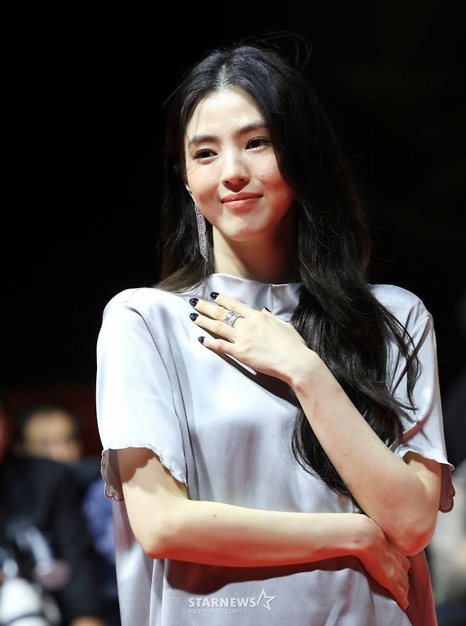 (부산=뉴스1) 권현진 기자 = 배우 한소희가 17일 오후 부산 해운대구 영화의전당에서 열린 ‘제30회 부산국제영화제’(BIFF) 개막식에 참석해 레드카펫을 밟고 있다. 2025.9.18/뉴스1  Copyright (C) 뉴스1. All rights reserved. 무단 전재 및 재배포,  AI학습 이용 금지. /사진=(부산=뉴스1) 권현진 기자