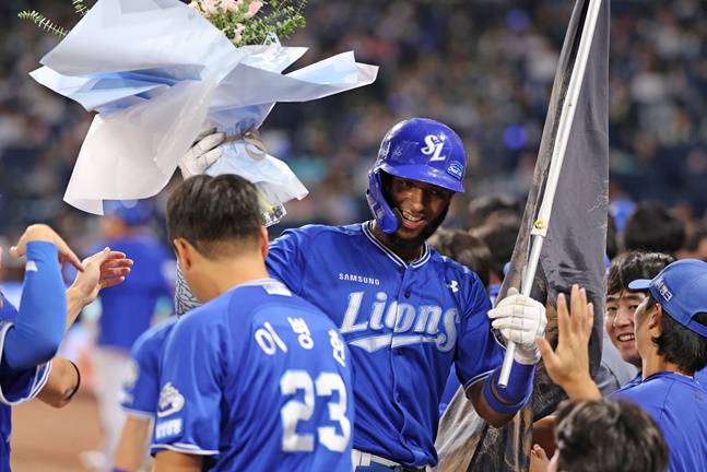 삼성 르윈 디아즈(오른쪽)가 18일 창원 NC전에서 4회초 3점 홈런을 터트린 후 꽃다발을 받았다. /사진=삼성 라이온즈 제공