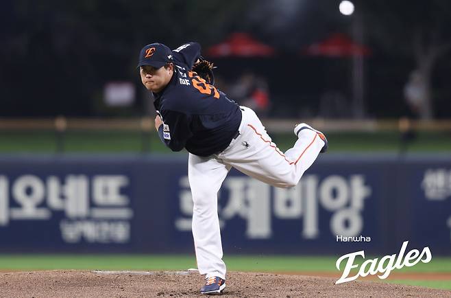 한화 이글스 류현진은 17일 광주-KIA챔피언스필드에서 열린 2025 신한 SOL Bank KBO리그 KIA 타이거즈와의 시즌 15차전에 선발 등판해 5이닝 7피안타(1피홈런) 1사사구 8탈삼진 2실점으로 시즌 9승을 달성, 개인 3연승을 질주했다. 한화 이글스