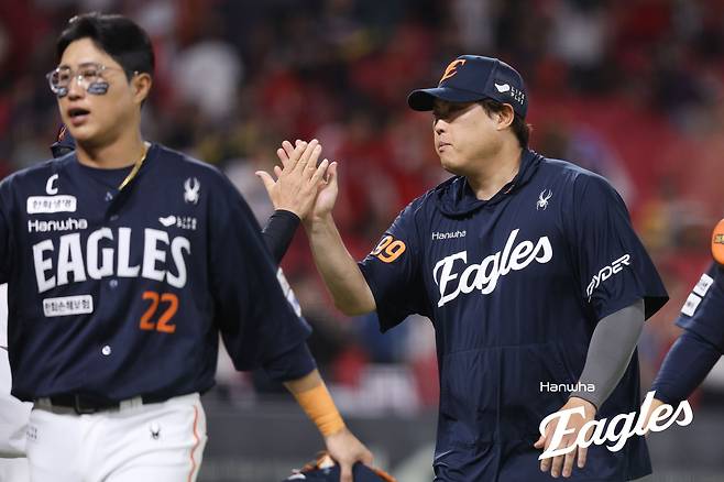 한화 이글스 류현진은 17일 광주-KIA챔피언스필드에서 열린 2025 신한 SOL Bank KBO리그 KIA 타이거즈와의 시즌 15차전에 선발 등판해 5이닝 7피안타(1피홈런) 1사사구 8탈삼진 2실점으로 시즌 9승을 달성, 개인 3연승을 질주했다. 한화 이글스